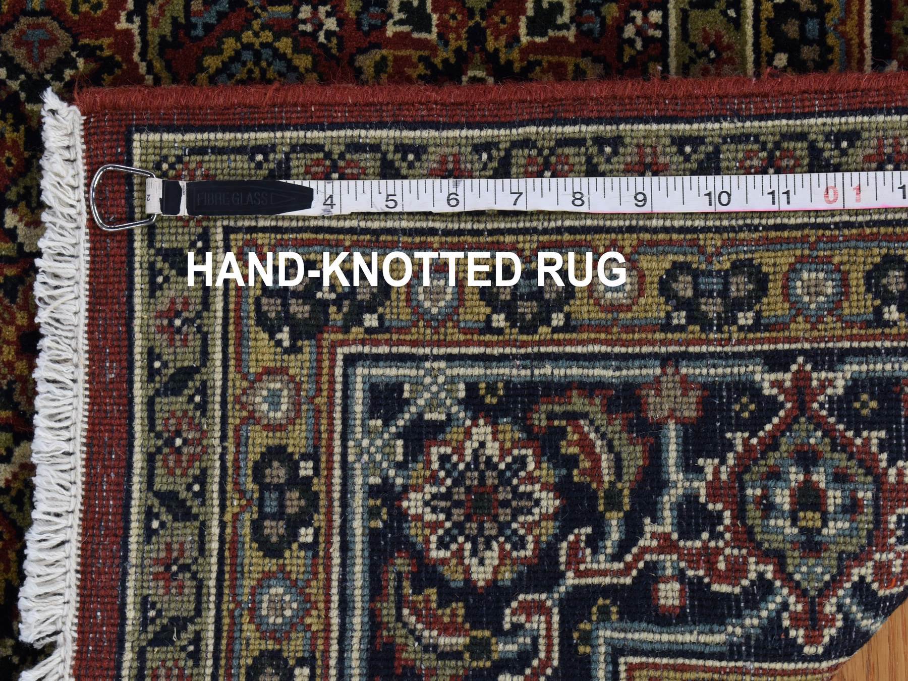 Traditional Rugs LUV720108